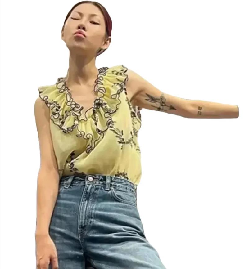 Printed Floral Shirt - Letnia, świeża, kwiatowa bluzka bez rękawów